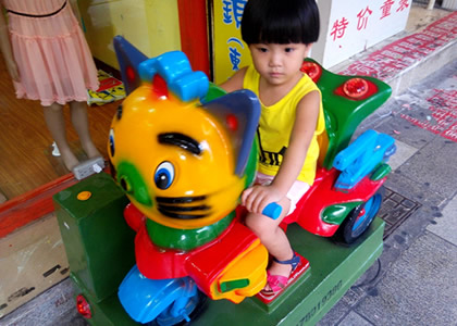 Mom, I want to play with the rocking car